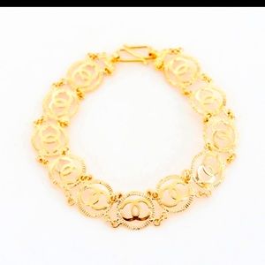 This beautiful bracelet was a gift and too small for my wrist. Price is firm!